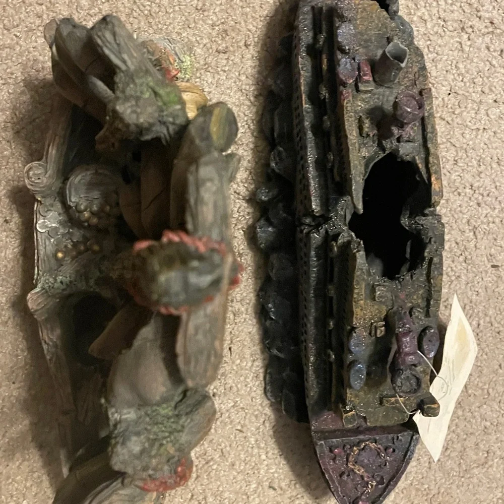 2 Rustic Shipwreck Aquarium Decoration, 1 new